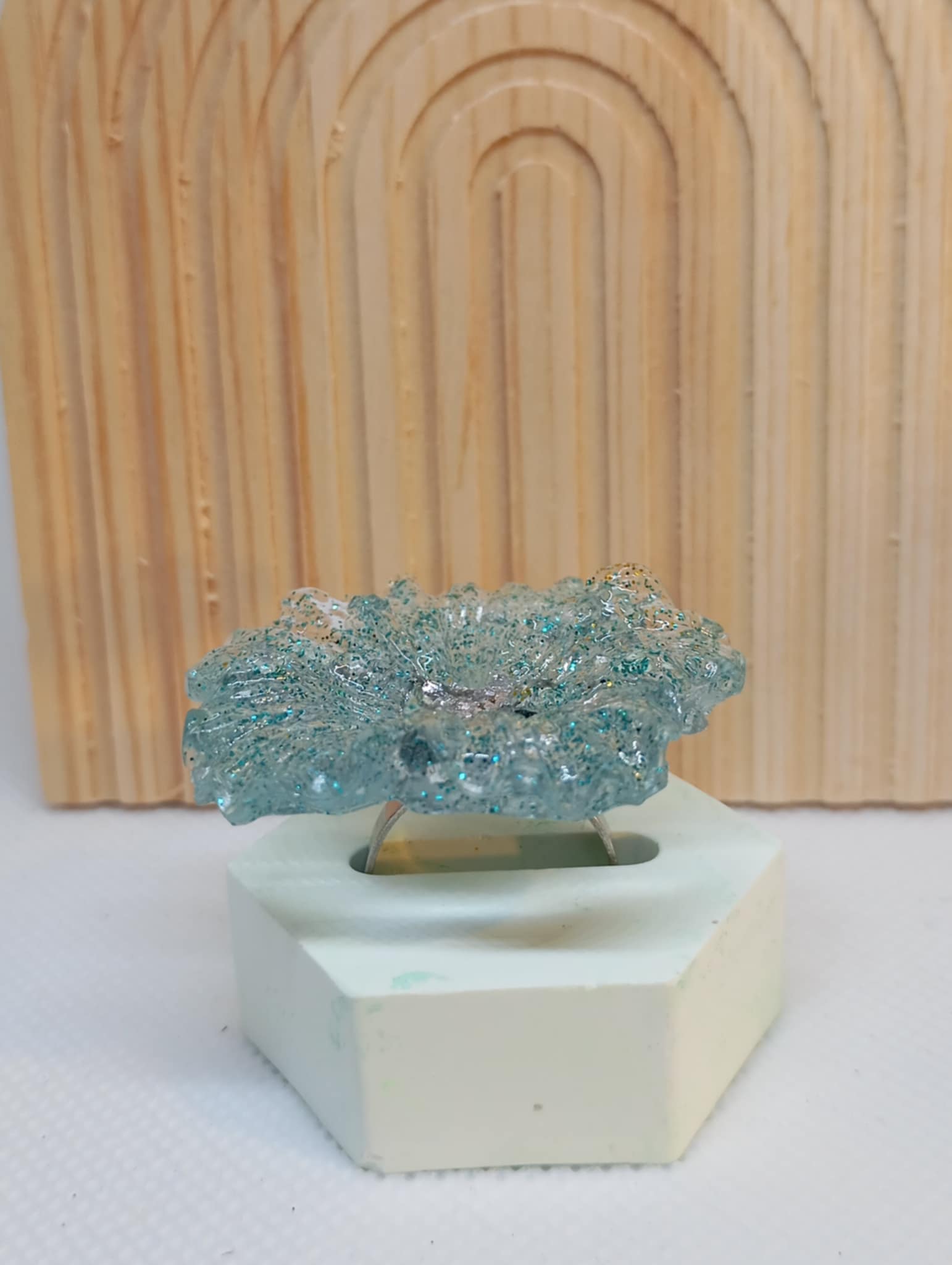 Bague fleur en résine bleue et argentée